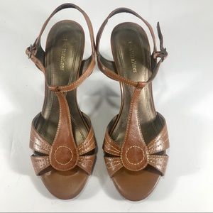 NATURALIZER Unforgetable Lt Brown T Strap Heels 9